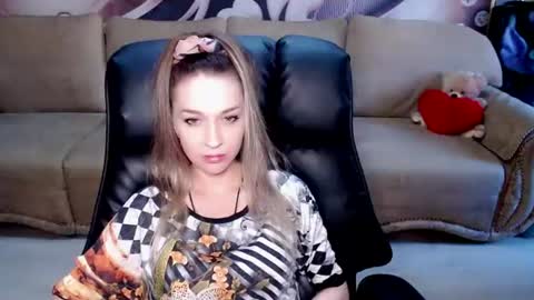 Snapshot of lovellymalina chatting on 5, 7, 2026 private open online show from 5, 7, 2026