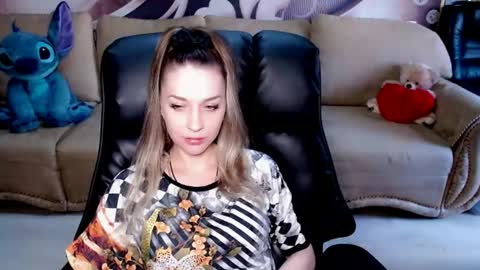 Snapshot of lovellymalina chatting on 15, 7, 2026 private open online show from 15, 7, 2026
