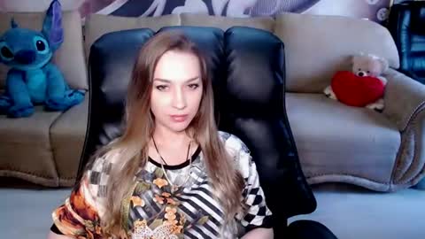 Snapshot of lovellymalina chatting on 25, 7, 2026 private open online show from 25, 7, 2026
