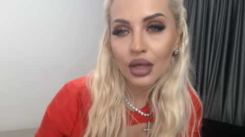 Snapshot of lovelyblondyxxx chatting on 18, 1, 2025 PrAllinXXXa online show from 18, 1, 2025