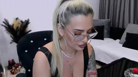 Snapshot of lovelyblondyxxx chatting on 30, 10, 2025 PrAllinXXXa online show from 30, 10, 2025