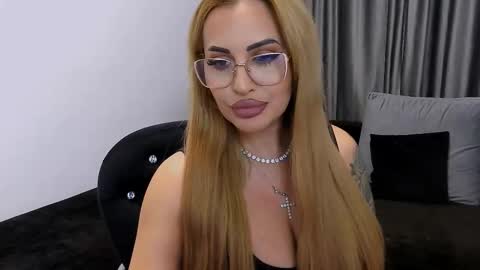 Snapshot of lovelyblondyxxx chatting on 24, 11, 2025 PrAllinXXXa online show from 24, 11, 2025