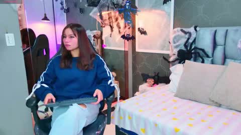 Snapshot of lovequinn_mjs chatting on 29, 10, 2025 Love online show from 29, 10, 2025