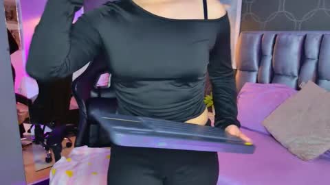 Snapshot of lovequinn_mjs chatting on 18, 11, 2025 Love online show from 18, 11, 2025