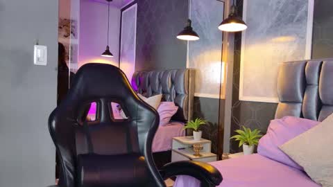 Snapshot of lovequinn_mjs chatting on 24, 11, 2025 Love online show from 24, 11, 2025