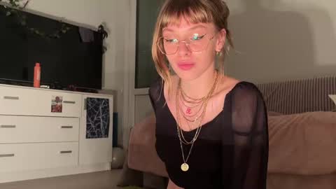 Snapshot of lovesstation chatting on 18, 10, 2025 lovesstation online show from 18, 10, 2025