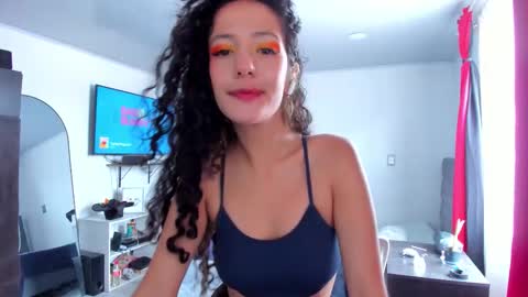 Snapshot of lucia_fuster chatting on 3, 11, 2025 Lucia online show from 3, 11, 2025