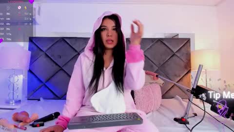 Snapshot of luciacollinss_ chatting on 25, 11, 2025 Lucia online show from 25, 11, 2025