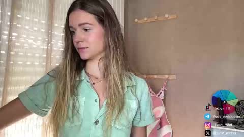Snapshot of lucie_hot chatting on 19, 9, 2025 Lucie hot follow me on online show from 19, 9, 2025
