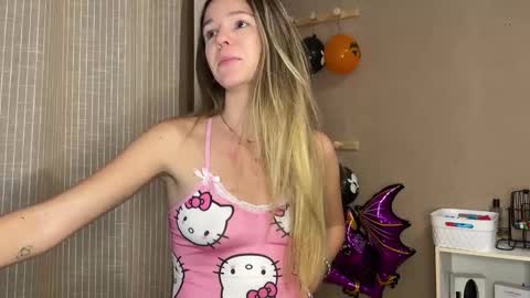 Snapshot of lucie_hot chatting on 16, 10, 2025 Lucie hot follow me on online show from 16, 10, 2025
