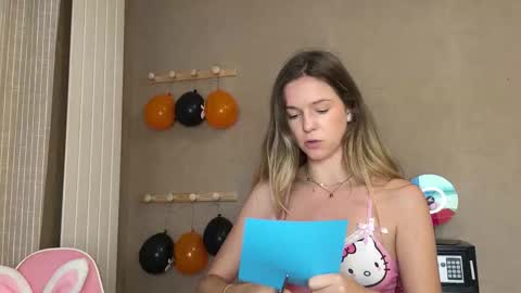 Snapshot of lucie_hot chatting on 19, 10, 2025 Lucie hot follow me on online show from 19, 10, 2025