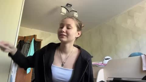 Snapshot of lucindascercy chatting on 10, 5, 2026 Maya online show from 10, 5, 2026