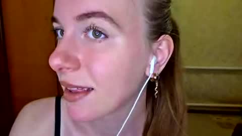 Snapshot of lucyzachar chatting on 6, 5, 2026 Sofia online show from 6, 5, 2026