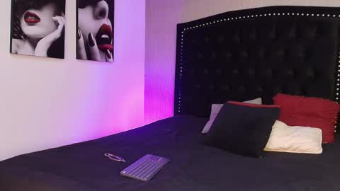 Luna And Titan  online show from 9, 11, 2025