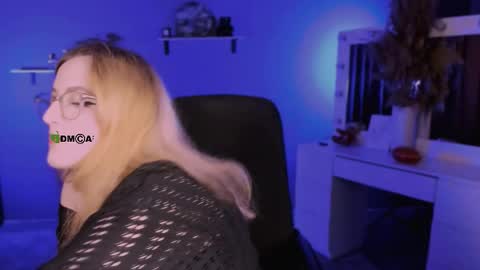 luna_berryy online show from 9, 9, 2025