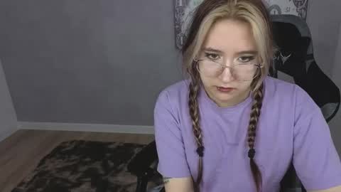 Snapshot of luna_host chatting on 26, 4, 2026 Luna Host online show from 26, 4, 2026