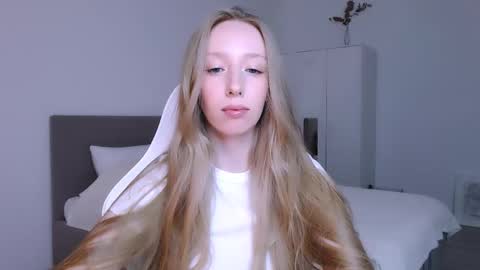 Snapshot of luna_insanity chatting on 8, 11, 2025 Luna online show from 8, 11, 2025