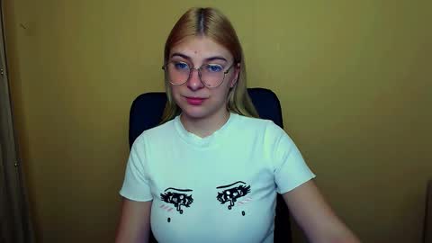 Snapshot of luna_lush_ chatting on 10, 1, 2025 Luna online show from 10, 1, 2025