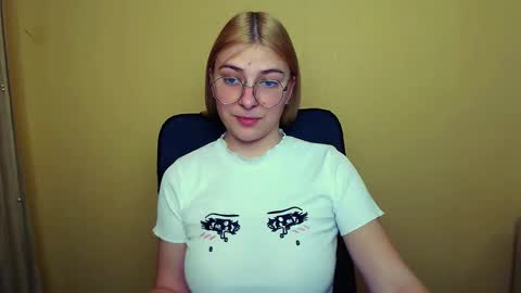 Snapshot of luna_lush_ chatting on 10, 1, 2025 Luna online show from 10, 1, 2025