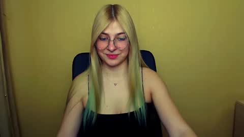 Snapshot of luna_lush_ chatting on 4, 2, 2025 Luna online show from 4, 2, 2025