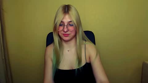 Snapshot of luna_lush_ chatting on 4, 2, 2025 Luna online show from 4, 2, 2025