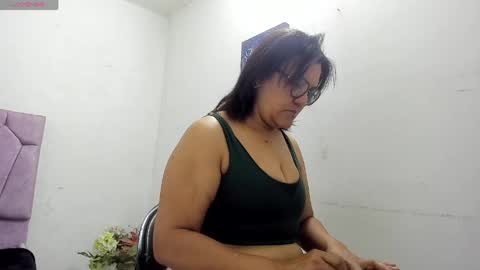 Snapshot of lunabrillante1972 chatting on 27, 5, 2026 lunabrillante1972 online show from 27, 5, 2026