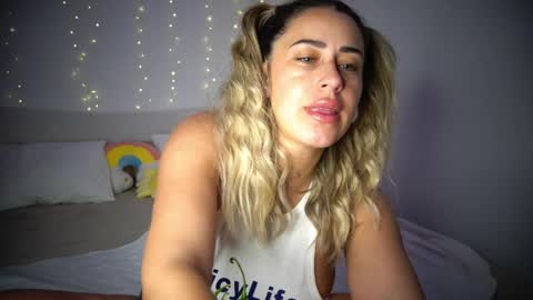 Snapshot of lunaink_ chatting on 4, 4, 2026 Laura online show from 4, 4, 2026