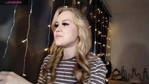 lunapeony online show from 16, 12, 2025