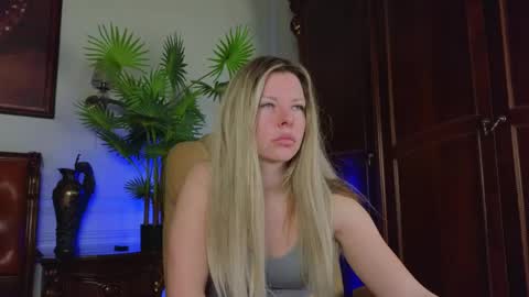 Snapshot of lunarishi chatting on 13, 4, 2026 Luna Rishi online show from 13, 4, 2026