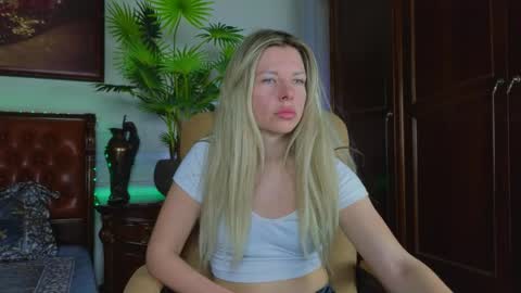 Snapshot of lunarishi chatting on 4, 5, 2026 Luna Rishi online show from 4, 5, 2026