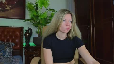 Snapshot of lunarishi chatting on 11, 5, 2026 Luna Rishi online show from 11, 5, 2026