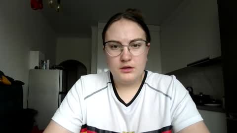 Snapshot of lunavelvet3 chatting on 17, 12, 2025 lunavelvet3 online show from 17, 12, 2025