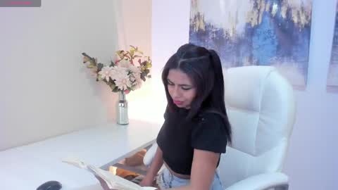 lunavelvet__ online show from 18, 4, 2026