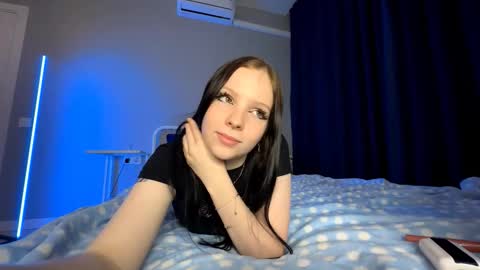 Snapshot of lunavoyce chatting on 8, 11, 2025 Lunavoyce online show from 8, 11, 2025