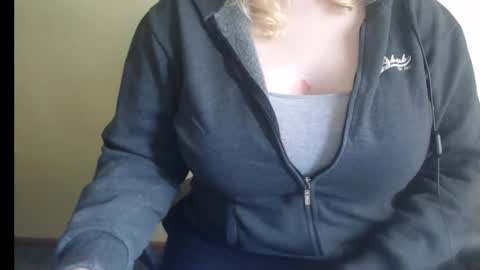 Snapshot of lunoviaxl chatting on 1, 11, 2025 LunoviaXL online show from 1, 11, 2025