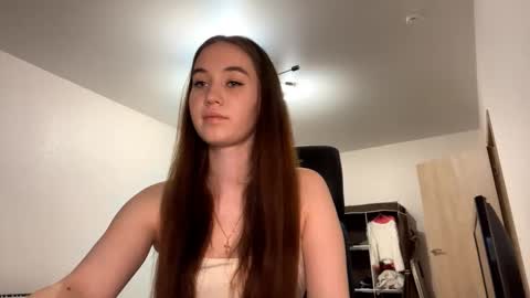 Snapshot of luveniacamero chatting on 18, 12, 2025 Luna Muna online show from 18, 12, 2025