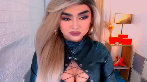 Snapshot of luxsasha chatting on 26, 11, 2025 Sasha Blaire online show from 26, 11, 2025