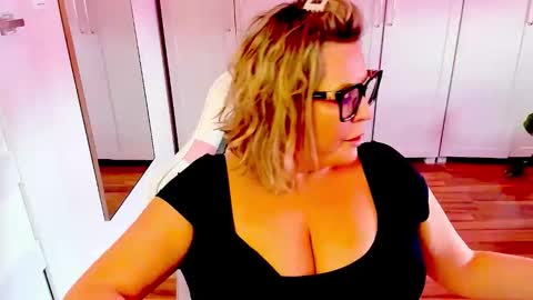 Snapshot of luxxx_diana chatting on 9, 6, 2026 Diana online show from 9, 6, 2026