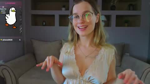 Snapshot of lynntiny chatting on 29, 10, 2025 Lynn online show from 29, 10, 2025