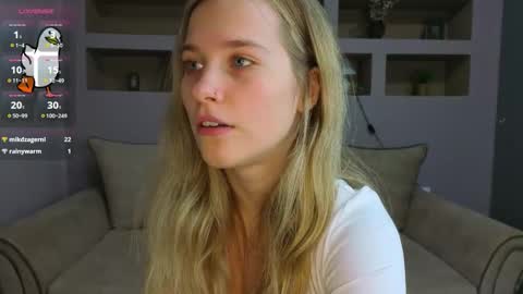 Snapshot of lynntiny chatting on 21, 11, 2025 Lynn online show from 21, 11, 2025