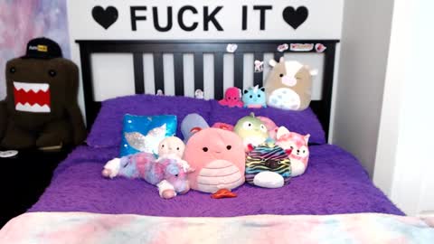 Mackenzie Wolfe online show from 22, 9, 2025