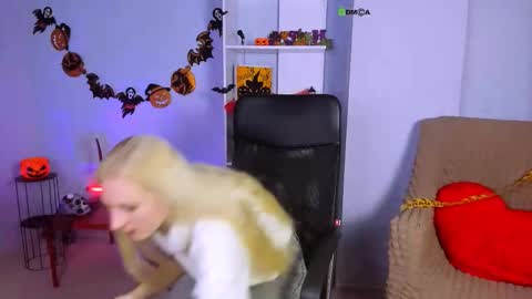 Snapshot of madam_ulis chatting on 27, 10, 2025 Ulis online show from 27, 10, 2025