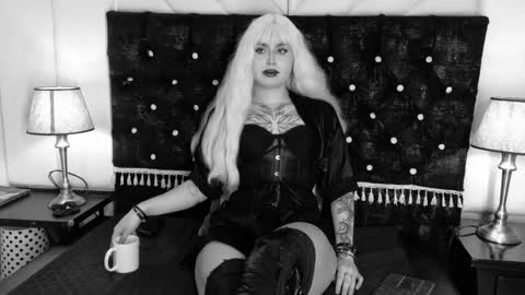 Snapshot of madamexravenx chatting on 8, 10, 2025 Raven online show from 8, 10, 2025