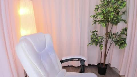 Maddy Please help me with your thumbs up its important online show from 20, 2, 2025