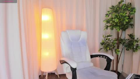 Maddy Please help me with your thumbs up its important online show from 27, 2, 2025