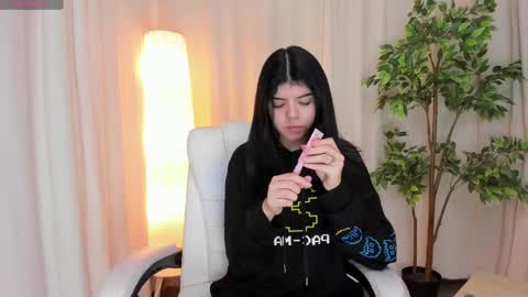 Maddy Please help me with your thumbs up its important online show from 11, 3, 2025