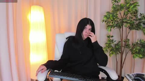 Maddy Please help me with your thumbs up its important online show from 12, 3, 2025