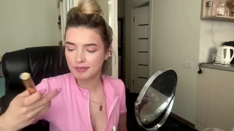 Snapshot of madelenequirk chatting on 4, 7, 2026 Alisa online show from 4, 7, 2026