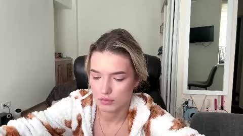 Snapshot of madelenequirk chatting on 10, 7, 2026 Alisa online show from 10, 7, 2026