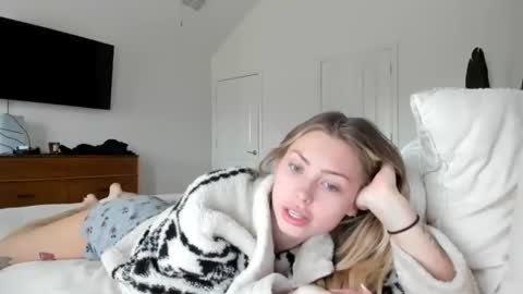 Snapshot of madirose69 chatting on 17, 12, 2025 mari rose online show from 17, 12, 2025